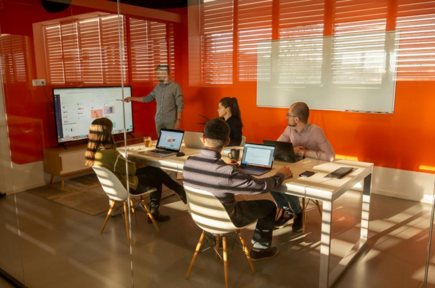 Empresarios analizando datos financieros en una reunión de estrategia