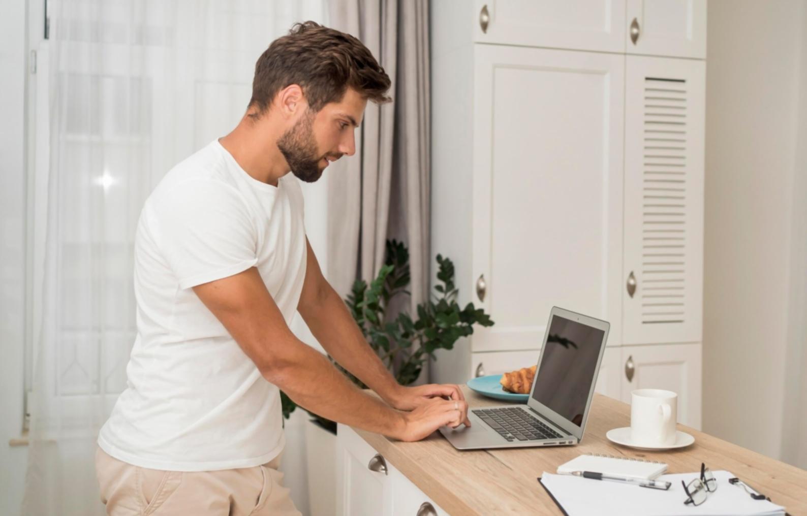 Consultor financiero trabajando individualmente con empresario en análisis de datos